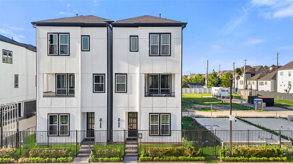 Photo of 2708 Grand Fountains Drive #F, Houston, TX 77054 (MLS # 13522233)