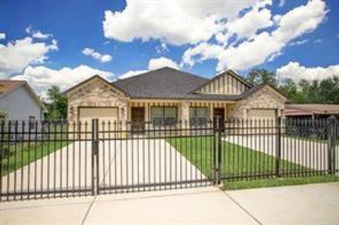 Tiny photo for 3621 Fuqua Street #B, Houston, TX 77047 (MLS # 39439740)