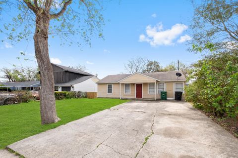 Photo of 4922 Alvin Street, Houston, TX 77033 (MLS # 89870030)