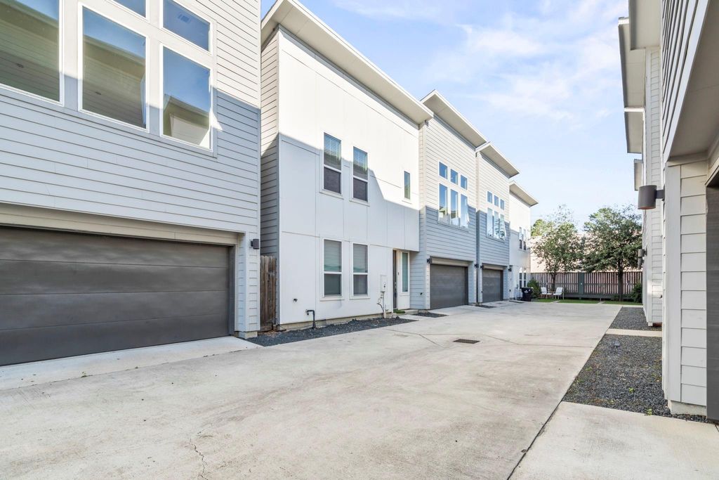 Photo of 2210 Lou Ellen Lane #E, Houston, TX 77018 (MLS # 62154321)