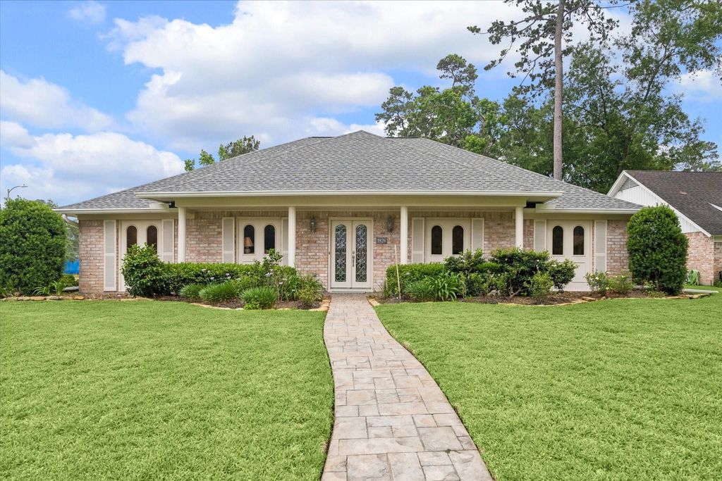 Photo of 1926 Twin Springs DR, Kingwood, TX 77339 (MLS # 91048105)