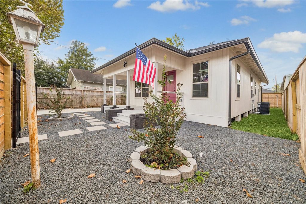 Photo of 437 N Everton Street, Houston, TX 77003 (MLS # 84523660)