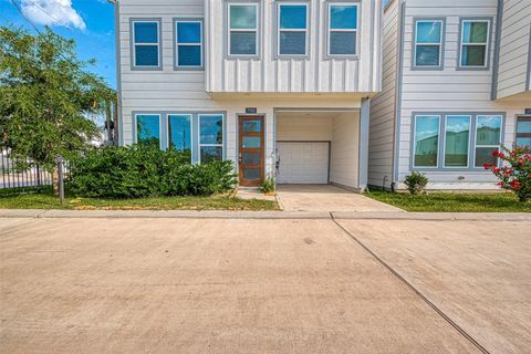 Photo of 7703 Rainbow Close Lane, Houston, TX 77055 (MLS # 94449435)