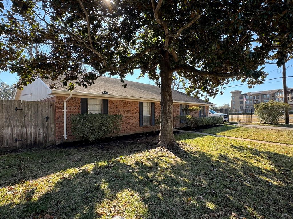 Photo of 171 Bluebonnet Street, Sugar Land, TX 77478 (MLS # 2188527)