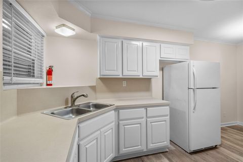 Apartment For Rent - 102 Strand Street #21<br/> Galveston County, Galveston, TX 77550