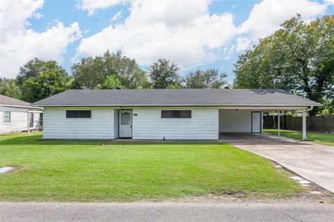 Photo of 909 W Curtis Avenue, Orange, TX 77630 (MLS # 73694062)