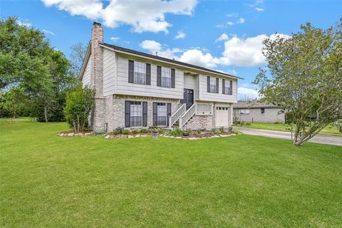 Photo of 628 E Castle Harbour Drive, Friendswood, TX 77546 (MLS # 25743097)