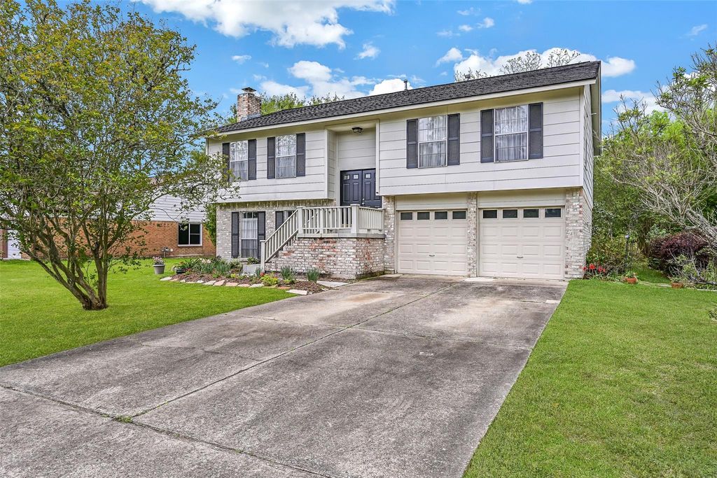 Photo of 628 E Castle Harbour Drive, Friendswood, TX 77546 (MLS # 25743097)