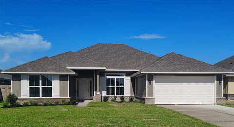 Photo of 5 Keystone Court, Angleton, TX 77515 (MLS # 69873345)