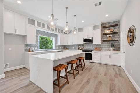 Photo of 1122 W 16th Street #D, Houston, TX 77008 (MLS # 30901258)