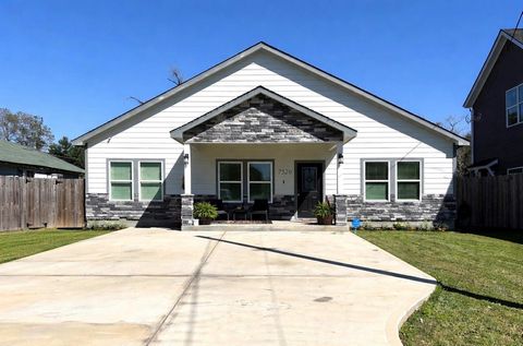 Homes For Sale - 7520 Carver Road<br/> Houston, TX 77088