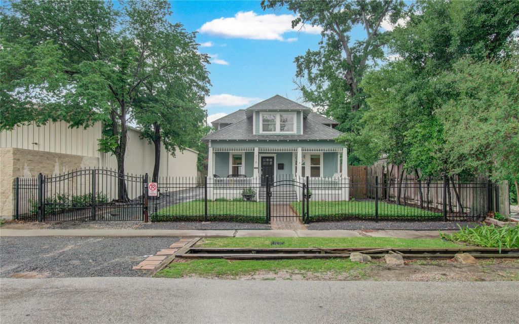 Photo of 718 W 17th Street, Houston, TX 77008 (MLS # 94091330)