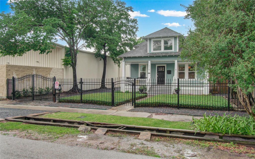Photo of 718 W 17th Street, Houston, TX 77008 (MLS # 94091330)