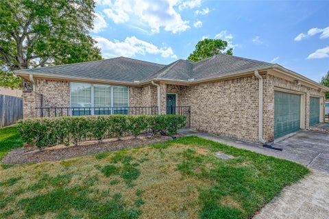Photo of 717 Cedarwood Dr, Friendswood, TX 77546 (MLS # 5795155)