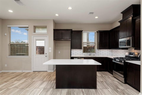Photo of 335 Biltmore Loop, Montgomery, TX 77316 (MLS # 8178225)