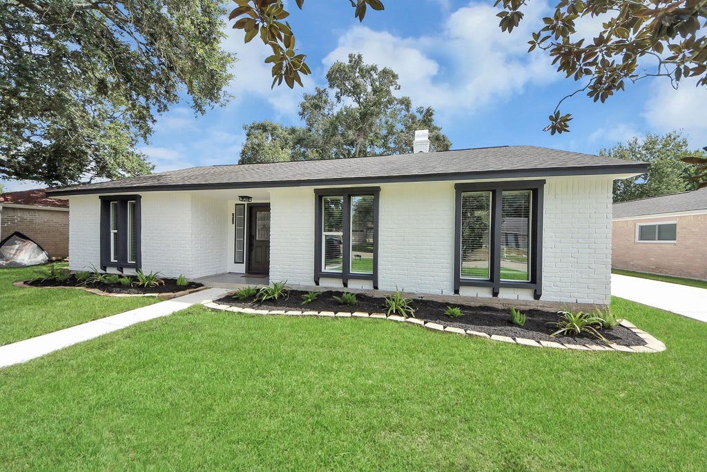 Photo of 16114 Forest Bend Avenue, Friendswood, TX 77546 (MLS # 70624301)