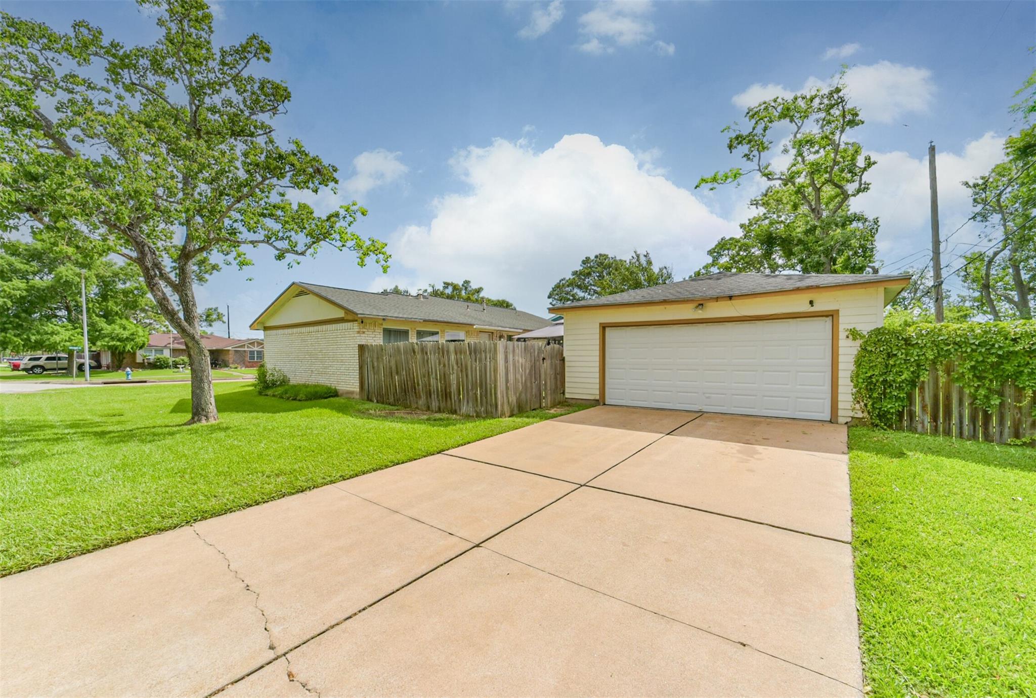 1749 Dolphin Drive