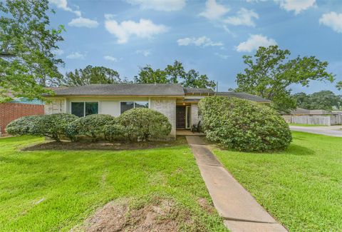 Photo of 1749 Dolphin Drive, Seabrook, TX 77586 (MLS # 63579230)
