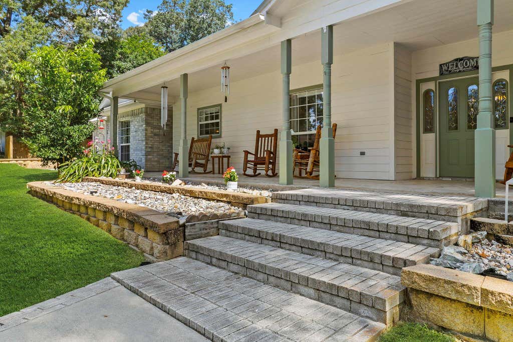 Photo of 302 Post Oak Street, Livingston, TX 77351 (MLS # 38524477)