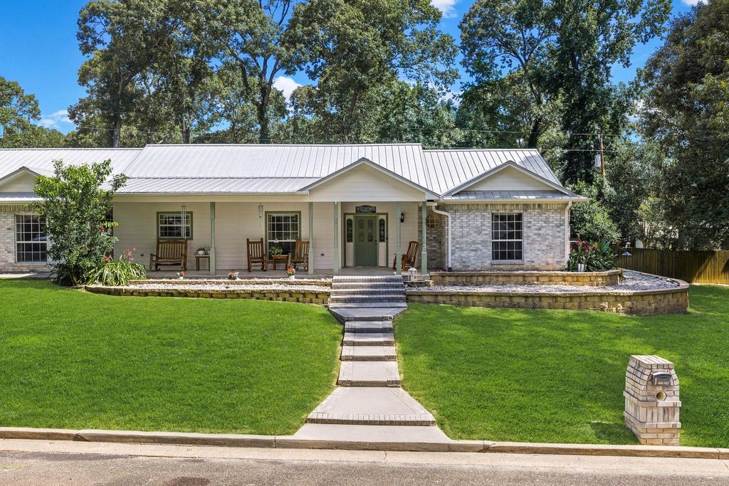 Photo of 302 Post Oak Street, Livingston, TX 77351 (MLS # 38524477)