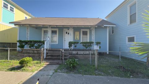 Photo of 823 Avenue K, Galveston, TX 77550 (MLS # 50438557)