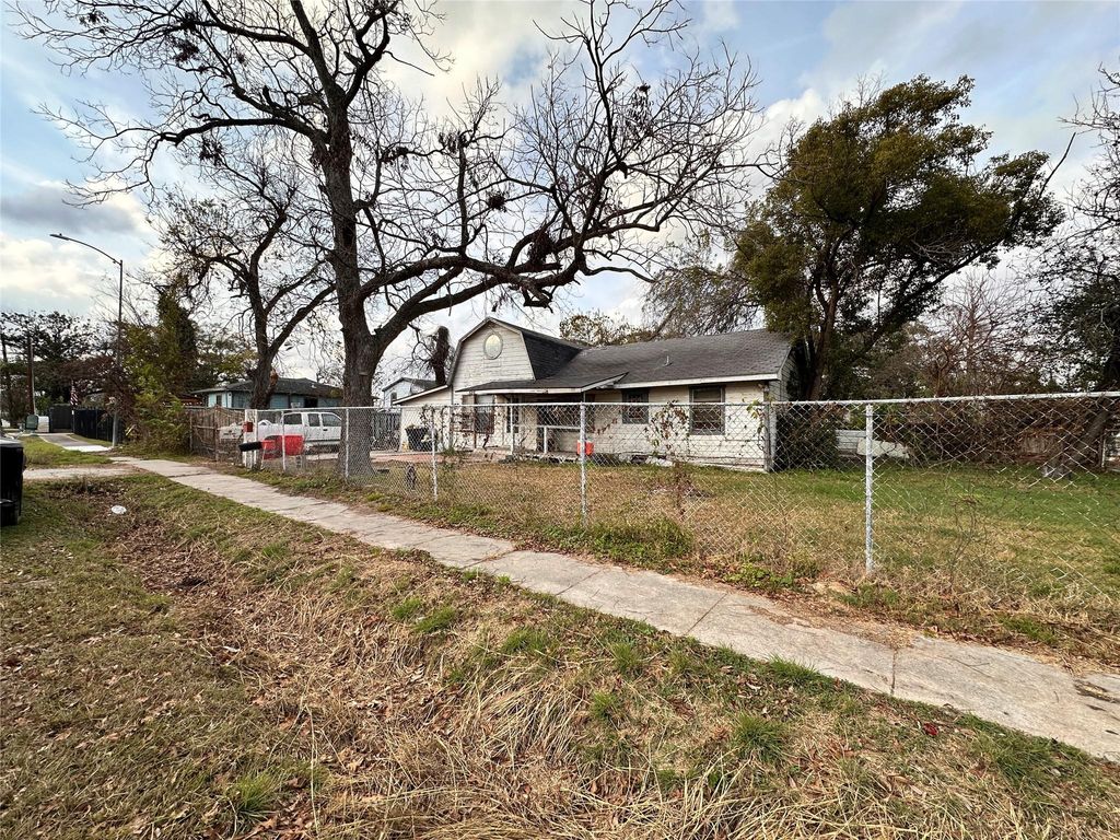 Photo of 525 Eubanks Street, Houston, TX 77022 (MLS # 93922119)