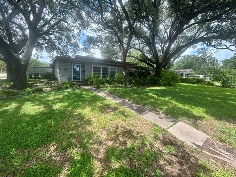 Photo of 702 E Mesquite Lane, Victoria, TX 77901 (MLS # 12820492)