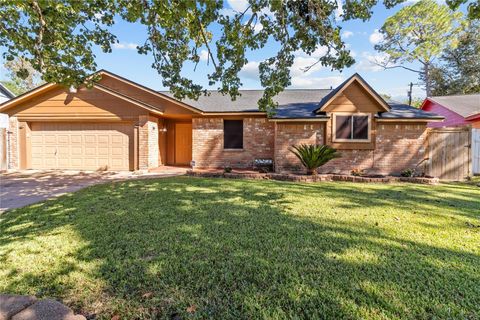 Photo of 2202 Colonial Court N, League City, TX 77573 (MLS # 69286648)