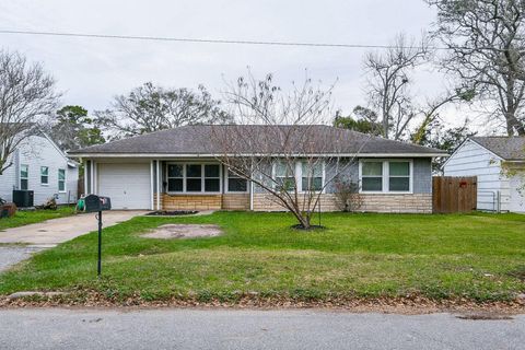 Photo of 1109 E Miller Street, Angleton, TX 77515 (MLS # 92916550)