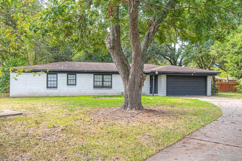 Photo of 8 Coronado Circle, La Marque, TX 77568 (MLS # 96444271)