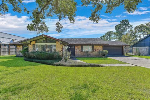 Photo of 103 Echo Avenue, Friendswood, TX 77546 (MLS # 92921115)