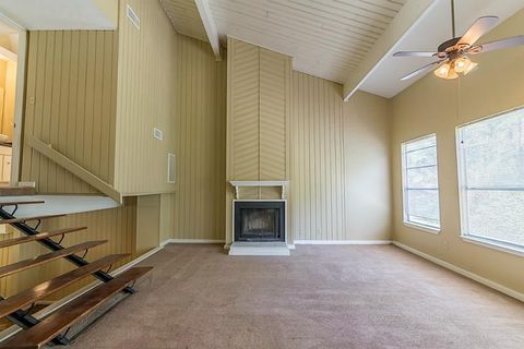 Townhouse For Sale - 17 Lakeway St<br/> Conroe, TX 77304