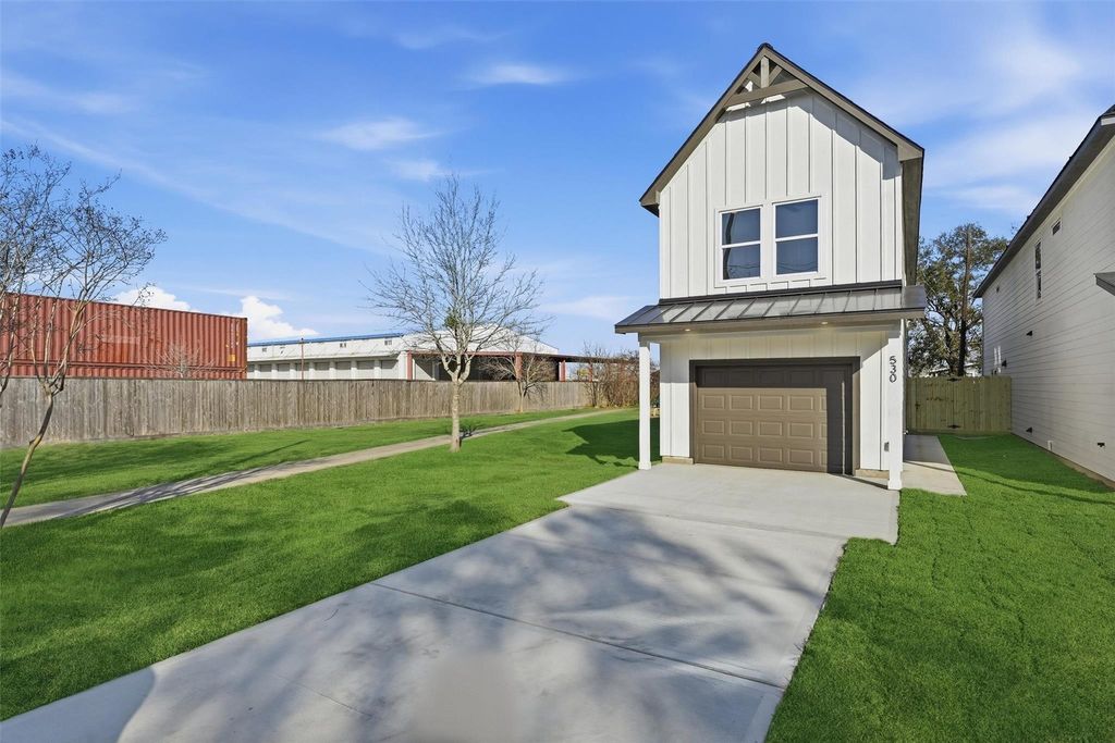 Photo of 530 N 4th Street, La Porte, TX 77571 (MLS # 30798706)