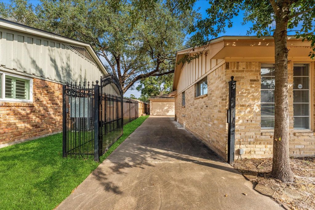 Photo of 954 Chamboard, Houston, TX 77018 (MLS # 47897600)