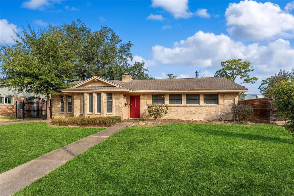 Photo of 954 Chamboard, Houston, TX 77018 (MLS # 47897600)