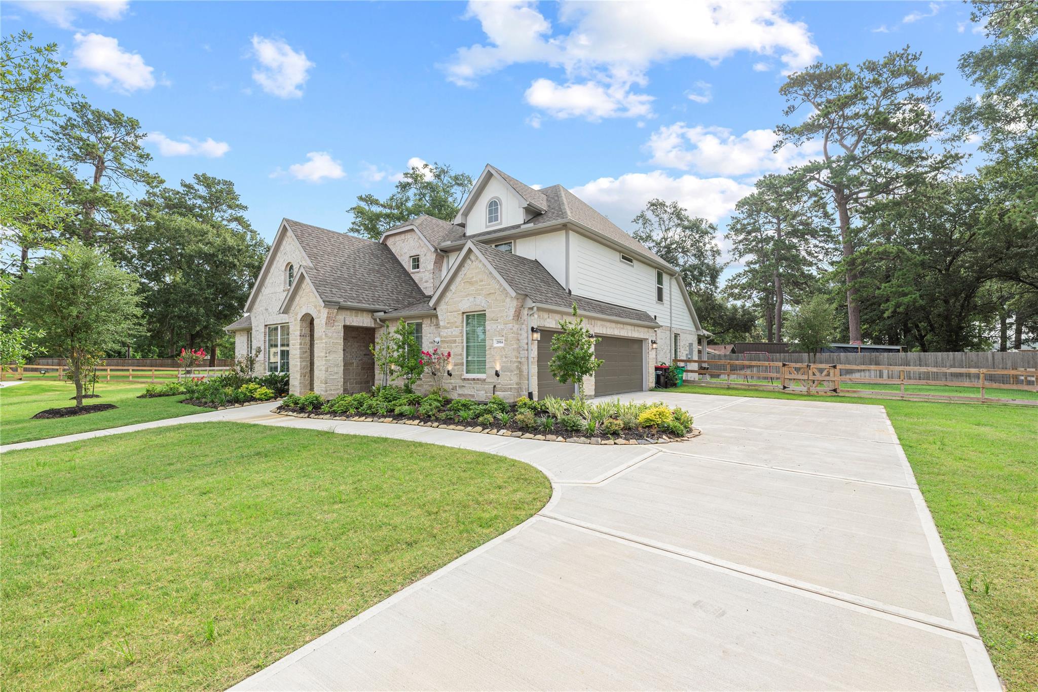 21914 Hibiscus Hedge Trail