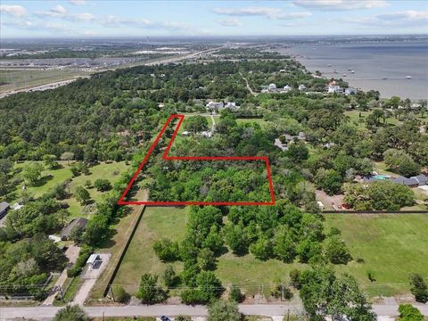 Photo of 325 Bay Avenue S, Kemah, TX 77565 (MLS # 19560959)