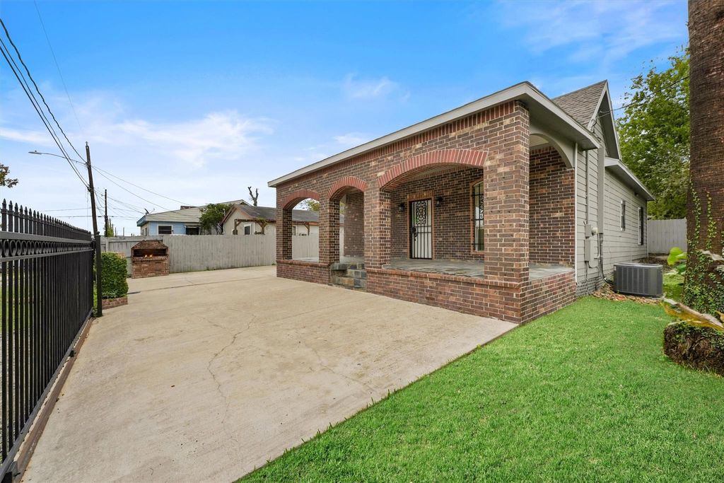 Photo of 7912 Cypress Street, Houston, TX 77012 (MLS # 32290797)