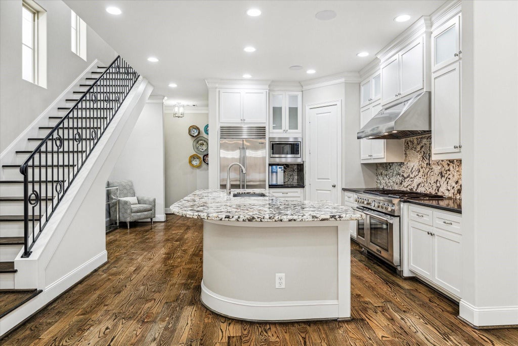 Photo of 5025 Augusta Street, Houston, TX 77007 (MLS # 74198629)