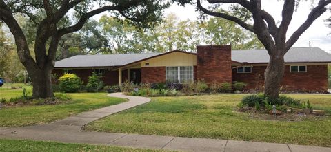 Photo of 616 Cannan Drive, Angleton, TX 77515 (MLS # 70619014)