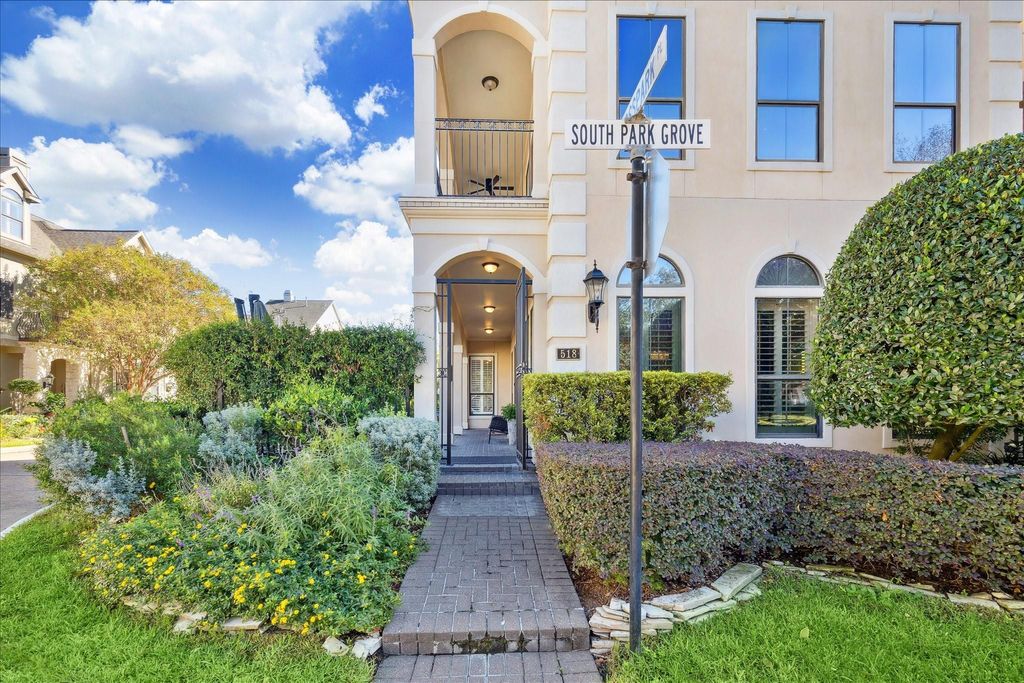 Photo of 518 S Park Grove, Houston, TX 77007 (MLS # 66051936)