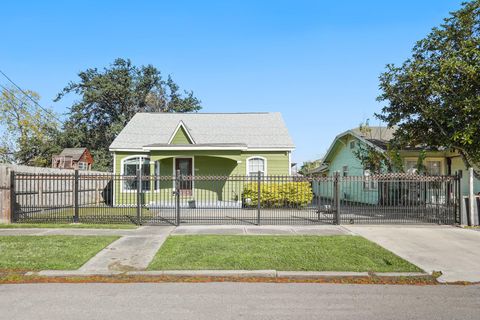 Photo of 6515 Avenue F, Houston, TX 77011 (MLS # 20192092)