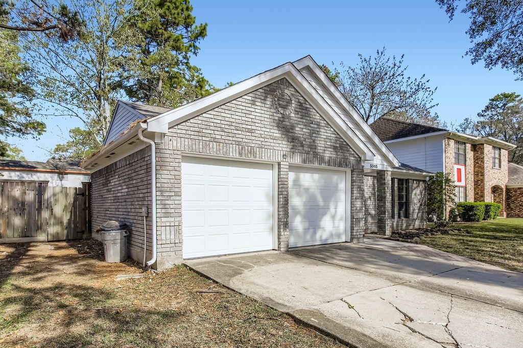 Photo of 3303 Creek Shadows Drive, Houston, TX 77339 (MLS # 98052125)