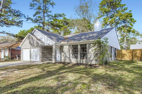 Photo of 3303 Creek Shadows Drive, Houston, TX 77339 (MLS # 98052125)