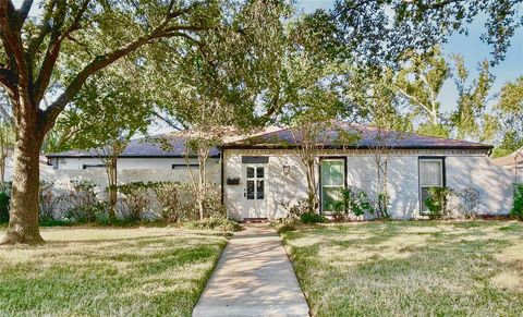 Homes For Sale - 10010 Burgoyne Road<br/> Houston, TX 77042