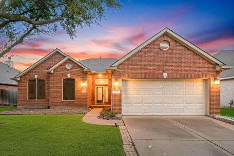Photo of 2010 Lincoln Crest Way, Sugar Land, TX 77498 (MLS # 5813909)