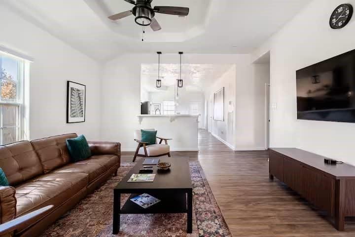 2114 W Humble Avenue