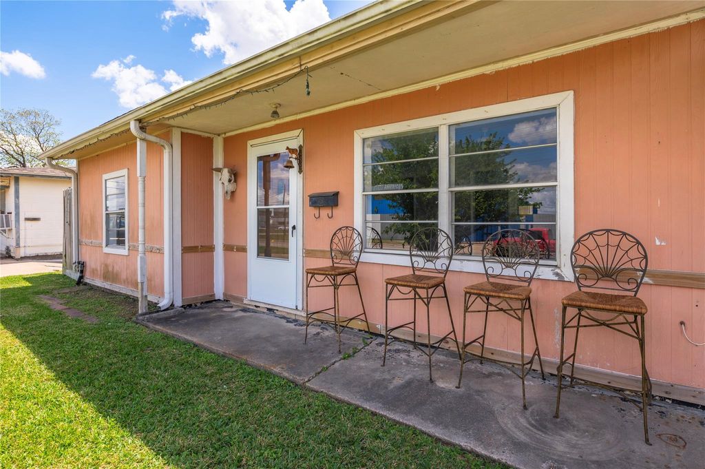 Photo of 718 E Belmont Street, Pasadena, TX 77506 (MLS # 37164574)