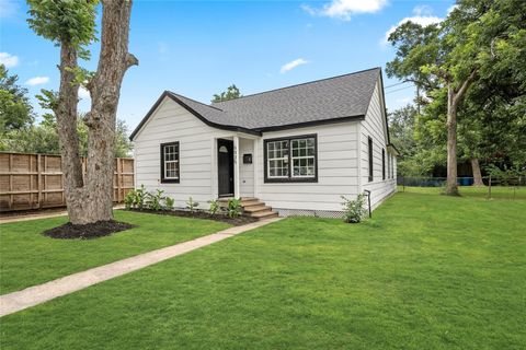 Photo of 6935 Palmetto Street, Houston, TX 77087 (MLS # 93366863) Photo of 6935 Palmetto Street, Houston, TX 77087 (MLS # 93366863)