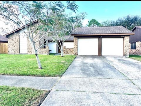 Photo of 2826 Pickett Dr Dr, League City, TX 77573 (MLS # 7820728)